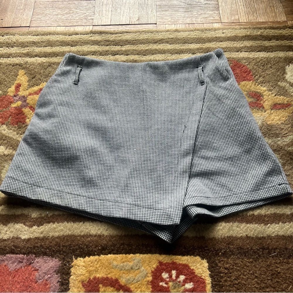Seek the label skort